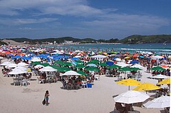 Spiaggia stipata di gente a Cabo Frio