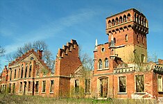 Ruine du château Prassen (Prosna Korsze en Pologne), appartenant au comte Richard zu Eulenburg (1838-1909), marié en 1868 avec Euphémie von Tschirschky-Reichell (1824-1924). Le château a été détruit en 1945.