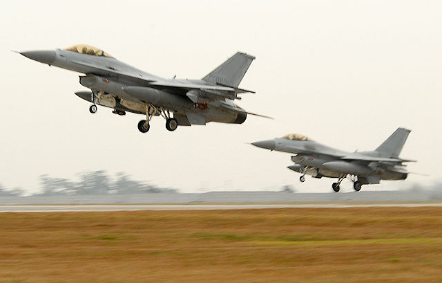 640px-ROK_KF-16s_take_off_from_Kunsan_AB_2008-10-05.JPG