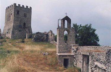 The ruins of the castle at Raviscanina. Raviscanina.jpg