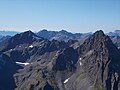 Faselfadspitze vorn rechts, Scheibler links Mitte. Zwischen beiden Bergen Pflunspitzen und Kaltenberg. Rote Wand ganz rechts.