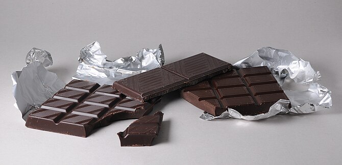 English: Bars of black Swiss Chocolate. From l...