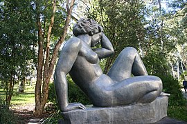 Venus., La Montaña1936. Escultura emplazada en el Jardín de las Esculturas de la National Art Gallery de Sídney, Australia.