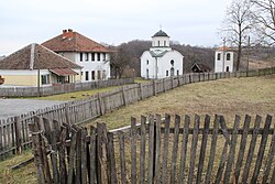 Prizor iz vasi s cerkvijo rojstva sv. Janeza Krstnika