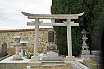 Grààb vum Ìndüschtriiäller Alfred Gérard mìt’ma Torii un ema jàpàànisch Iischrìft