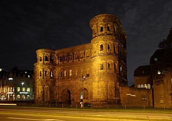 La Porta Nigra (« Porte Noire ») de Trèves en Allemagne. C'est le bâtiment romain le mieux préservé au nord des Alpes et un site classé au Patrimoine mondial de l'UNESCO. (définition réelle 3 510 × 2 468)