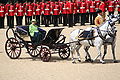 A rainha montada em um Phaeton, puxada por cavalos de Windsor Gray, no 2007 Trooping the Colour. (Esta carruagem é conhecida como 'Phaeton montado em marfim').