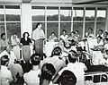 Los artistas Bob Hope y Francis Langford entretuvieron a los pacientes en el Hospital Coco Solo el 9 de marzo de 1944. Los artistas presentes incluyen (de izquierda a derecha): Frances Langford, Vera Vague, Jerry Colonna, Bob Hope y Tony Romano. También presente es Wendell Niles.