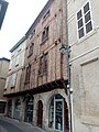 Anciennes maisons dans une étroite ruelle du Vieux Castres.