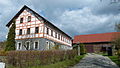 Bauernhof (Zweiseithof) mit ehem. Wohnstallhaus (Fachwerk) und Scheune (Fachwerk), dazu zwei Torpfeiler