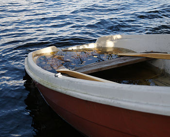English: Almost sunken boat.