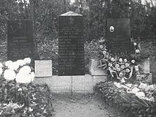 Pomnik cmentarny z listą marynarzy, którzy zginęli w katastrofie statku