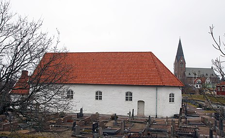 Från söder med den nya kyrkan i bakgrunden.