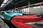 Shinkansen seri E5 disambungkan dengan Shinkansen seri E6 di Stasiun Morioka