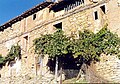 Vista de construccions tradicionals a Esbiaixa, Ademús, amb detall de façanes d'antigues cases, any 2006