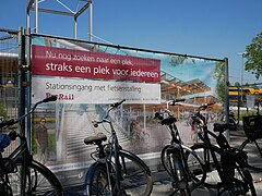 Dordrecht, ProRail-Banner zum Bau des Fahrradparkhauses