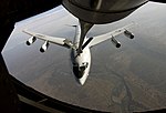 Lufttankning från en KC-135 till en E-8C.