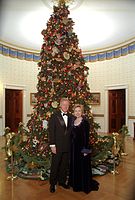 Prezident Clinton a Hillary Rodham Clintonová pózují u vánočního stromu Bílého domu, oficiální vánoční portrét, 5. prosince 1999