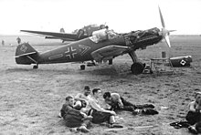 Messerschmitt Bf 109 E-1's of Jagdgeschwader 53 (JG 53) "Pik As" c. 1939/1940 Bundesarchiv Bild 101I-337-0036-02A, Im Westen, Feldflugplatz mit Me 109.jpg