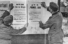 photographie des archives allemandes représentant l'affichage d'avis par l'armée d'occupation allemande