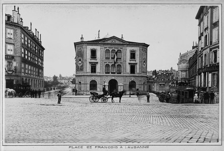 Le bâtiment des « postes et messageries » vers 1885. À sa gauche se trouve le Grand-Pont, et à sa droite descend la rue Pépinet.