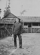 Controler AC de Heer, pegawai negeri sipil Kalimantan Timur, di Tumbang Anoi. (Mei–Juli 1894)