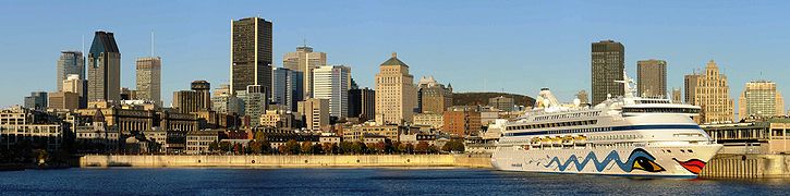 Centre-ville et Vieux-Port de Montréal. Amarré à la gare maritime Iberville, le navire de croisière AIDAaura.