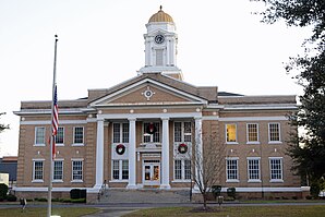 Candler County Courthouse (2015). Das Courthouse wurde 1921 im Stile des Neoklassizismus errichtet. Im September 1980 erfolgte der Eintrag in das NRHP.