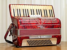Un accordéon rouge
