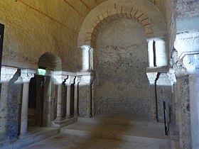 La alternancia de ladrillo y de piedra también fue común en el arte merovingio, como aquí en la cripta Saint-Oyand en Grenoble.