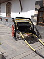 Carro de rodes a la plaça de l'arxieparquia catòlica