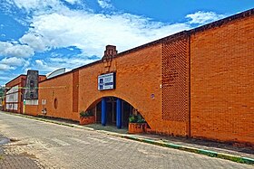 O prédio da antiga Escola Estadual Percival Farquhar é o principal ponto de referência do bairro. Na imagem, a fachada da construção, em uso pela Escola Municipal Ana Moura (2022).