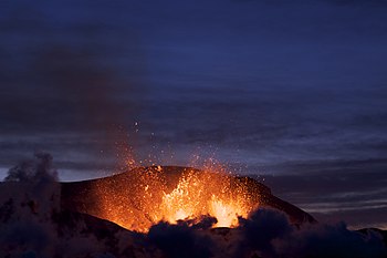 Ерупција вулкана испод глечера Ејафјадлајекидл на Исланду 27. марта 2010.
