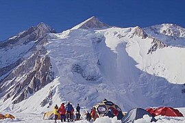 Vaade Gasherbrumi mäemassiivile. Gasherbrum III on pildil vasakpoolne tipp ( Commonsis saab sellel pildil näha märgendeid, kui viia kursor tipu asukohta)