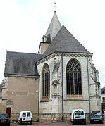 Vue extérieure du chevet d'une église ; hautes baies gothiques.