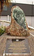 Pounamu kőből emelt emlékmű a terület 1860-ban történt megvásárlásának emlékére Greymouth városában