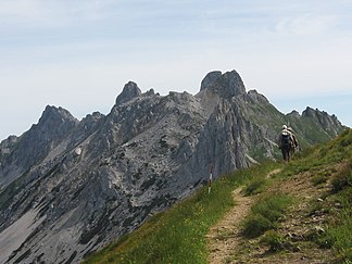 Griesmauer vom Polster aus gesehen, vorne die Grattürme, darüber die TAC-Spitze