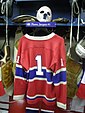 Réplique du maillot et du masque de Jacques Plante au Temple de la renommée du hockey.