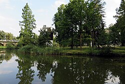 Železité lázně v minulosti stály na břehu rybníka Jordán (vpravo od zvonice, pravá polovina snímku).