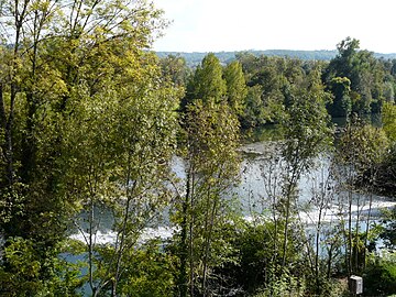 L'Isle au barrage de Mauriac, entre Douzillac (au premier plan) et Neuvic.