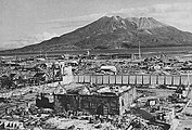 Bombardirane ruševine stanovanjskega območja Kagošime s Sakuradžimo v ozadju, 1. november 1945