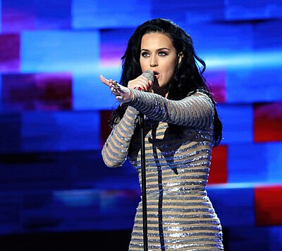 Americká zpěvačka Katy Perry při vystoupení na filadelfském celonárodním sjezdu Demokratů v červenci 2016, kde po výhře v primárkách získala prezidentskou nominaci do listopadových voleb Hillary Clintonová