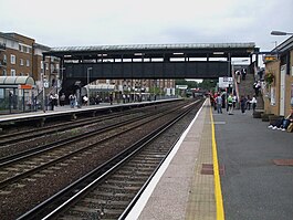 Kensington Olympia stn Overground look south.JPG