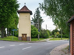 Die Transformatorenstation Kospa und die noch vorhandene Mittelspannungsfreileitung (2019, Ansicht von Norden)