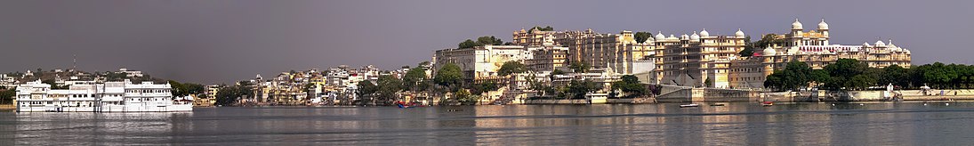 http://upload.wikimedia.org/wikipedia/commons/thumb/3/37/Lakepalace-udaipur.jpg/1095px-Lakepalace-udaipur.jpg