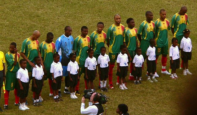 l'équipe malienne de football aligné sur le terrain en maillot vert,jaune