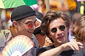Axel Auriant och Maence Danet-Fauvel på 2019 års Prideparad i Paris.