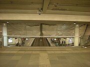 Kunstwerk in het metrostation, twee beslapen bedden (tot begin 2016)