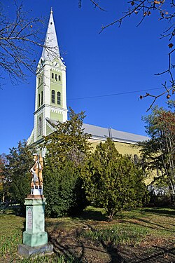 A római katolikus templom a Szent Flórián-szoborral