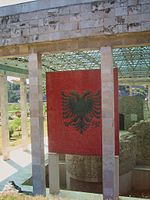 Mozaïek met Albanese vlag in het mausoleum, gezien vanaf de weg